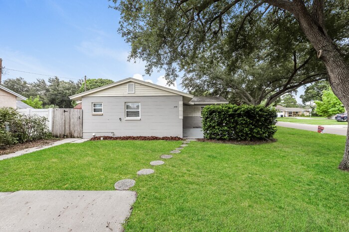 Building Photo - 779 Lynndale St N