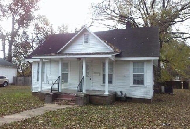 Primary Photo - 521 W Hale Ave