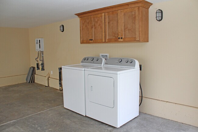 Building Photo - 3901 SE 49th Ave