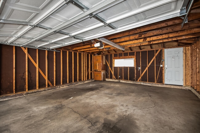 Building Photo - 4146 W Cornelia Ave