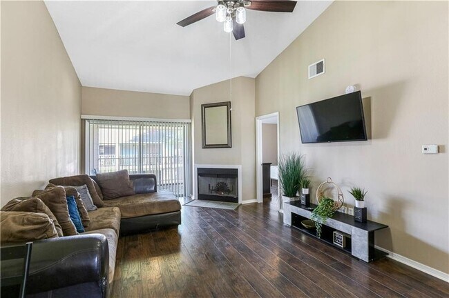 Building Photo - 701 Fairfax Dr