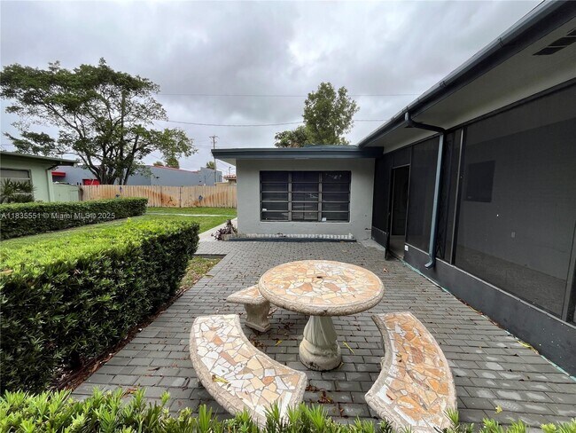Building Photo - $3,000MONTHLY;1608 S 19TH AVE #HOUSE HOLLY...