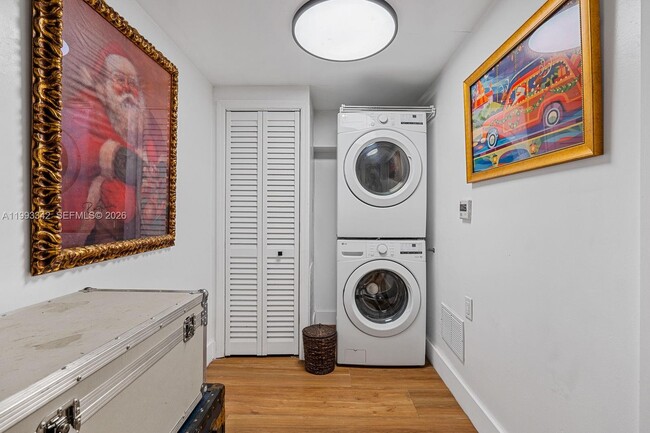 Building Photo - 9517 Bay Dr