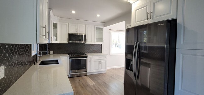 Building Photo - 2 Bed / 1 Bath Home with Gorgeous Backyard...