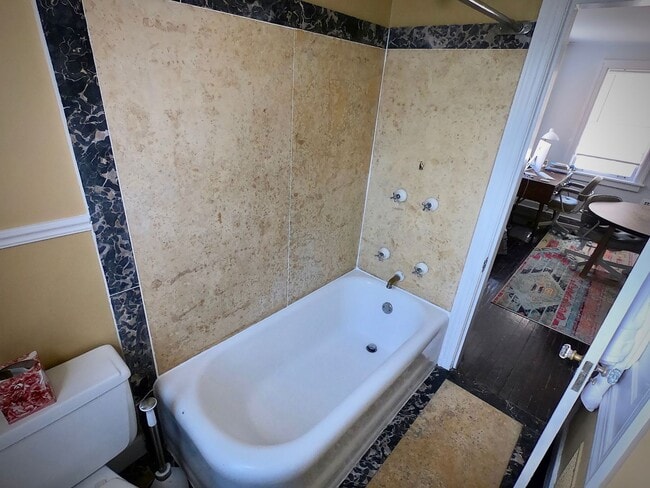 Building Photo - 9/1 Beautiful Hidden GEM. 2 Blocks from Wa...