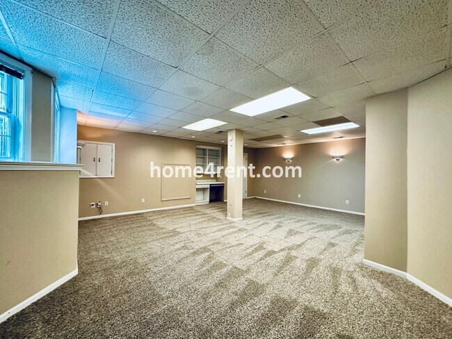 Building Photo - Beautiful, Spacious Home w/ Open Floor Pla...