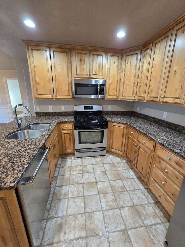Building Photo - Centrally Located Condo with Garage!