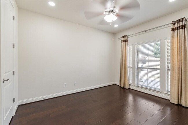 Building Photo - 3014 Paseo de Charros