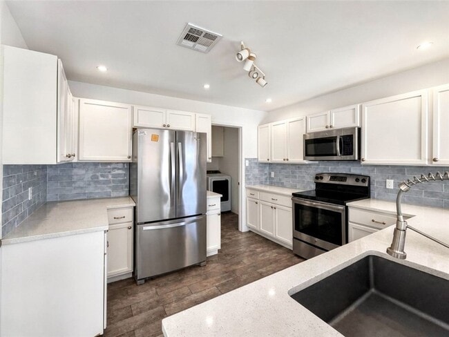 Building Photo - 15334 Barataria Dr