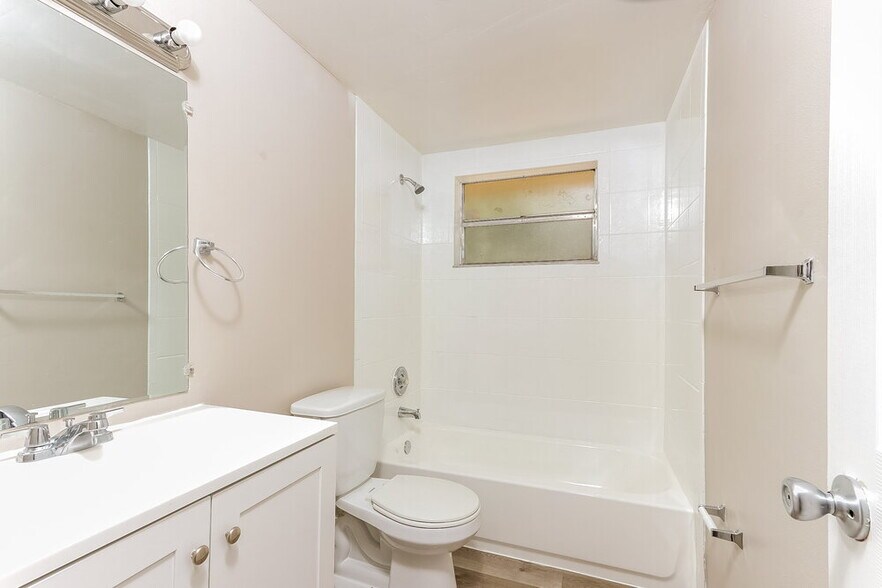Building Photo - 5770 Bermuda Cir S
