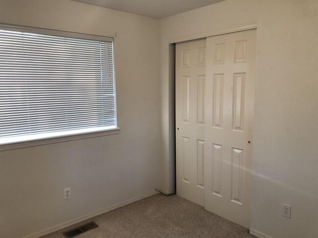 Building Photo - 944 NW Oak Pl