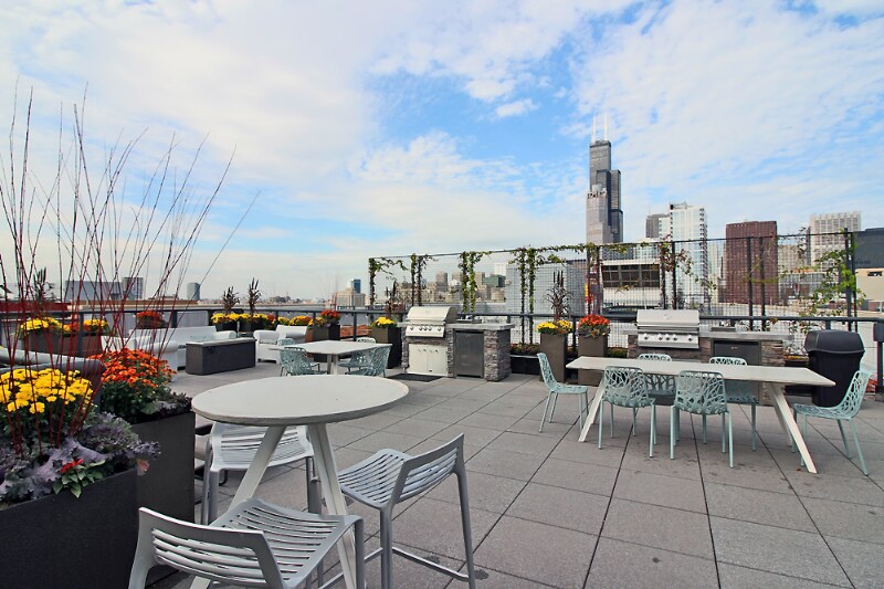 Building Photo - 1135 S Delano Ct