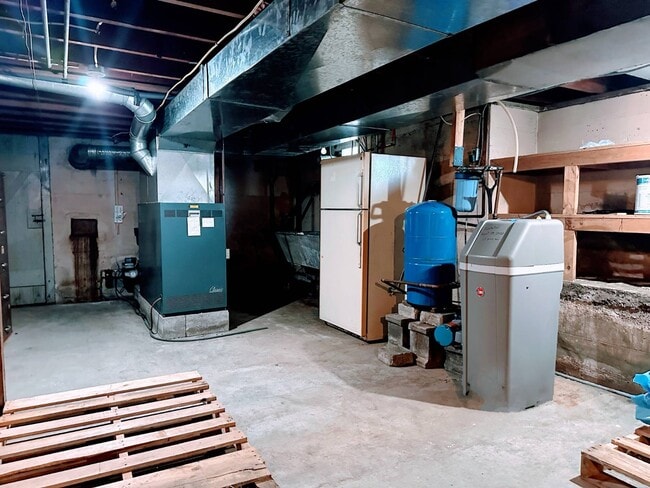 Building Photo - 000 Withheld
