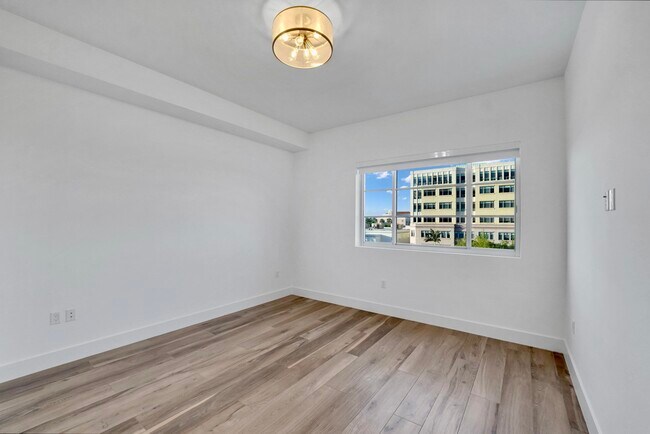 Building Photo - 155 E Boca Raton Rd