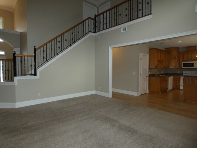 Building Photo - Marvelous Executive Pool Home in Hammersmith