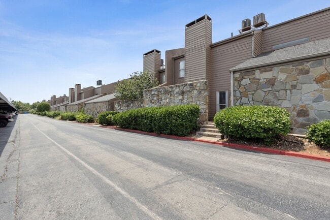 Building Photo - Spacious Condo for Rent Near Shopping