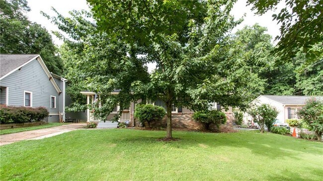 Building Photo - 1640 Belle Isle Cir NE