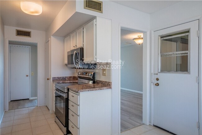Building Photo - 17230 N Palo Verde Dr