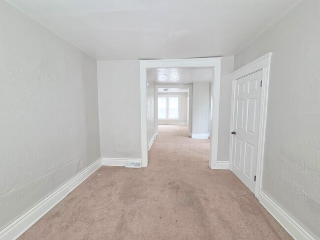 Building Photo - 215 W Masterson Ave