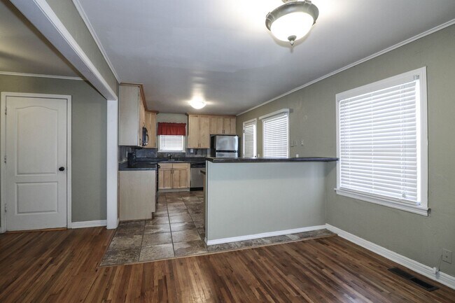 Building Photo - Cozy Bungalow in Brookside area, close to shopping for grocery, coffee shops, restaurants and muc...
