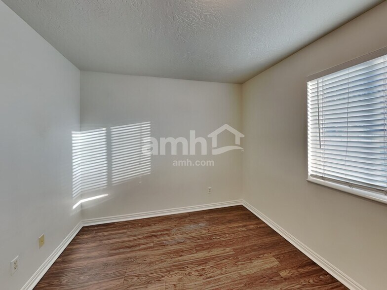 Building Photo - 651 Saddlebrook Dr