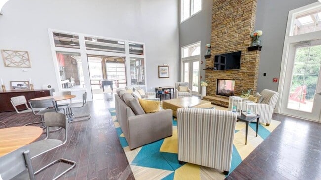 Building Photo - 206 Town Center Dr