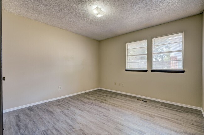 Building Photo - 3 Bed, 2 Bath Duplex in Midwest City, Ok 73110