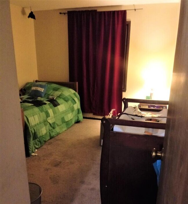 Building Photo - Large 2 Bed 2 Bath Heat & Water Inc-Neenah