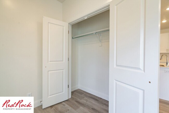 Building Photo - Stunning Spacious 3 Bedroom Unit