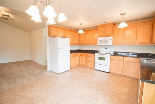 Building Photo - Cute, clean 2 bedroom upstairs apartment with patio.
