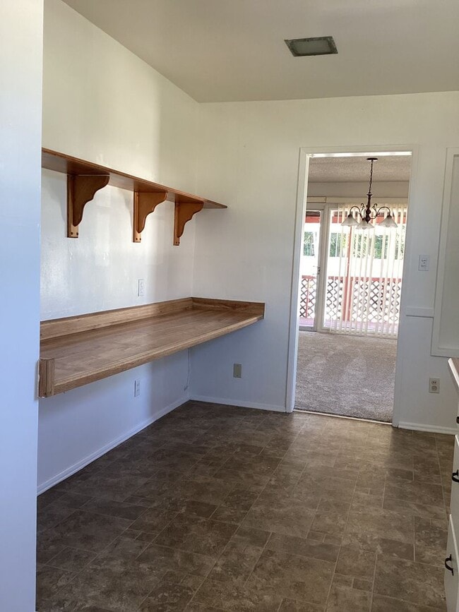 Building Photo - Centrally Located Single Story Ranch Style...