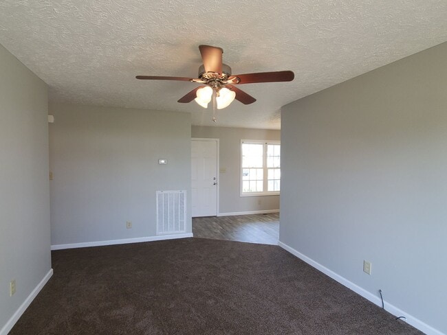 Building Photo - MOVE -IN SPECIAL $500 OFF