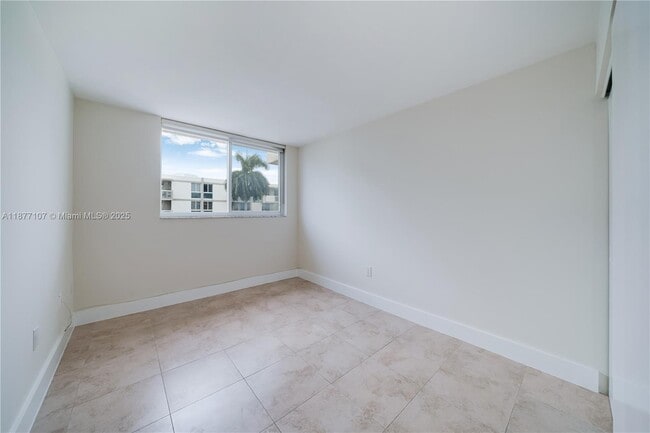Building Photo - 1665 Bay Rd