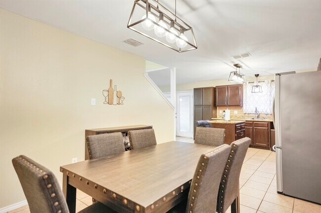 Building Photo - 2122 Mallorca Dr