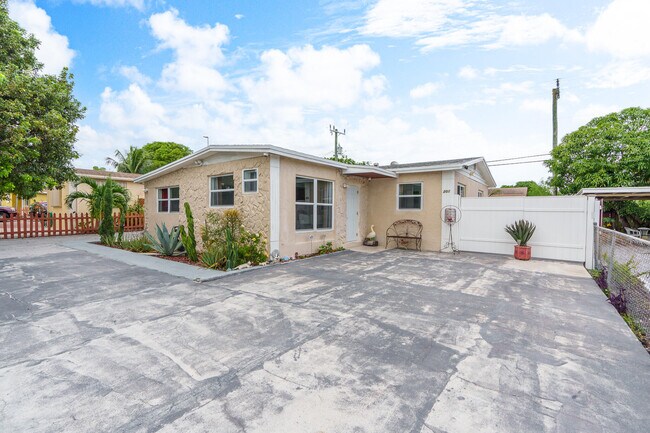 Building Photo - 201 NE 28th Ct