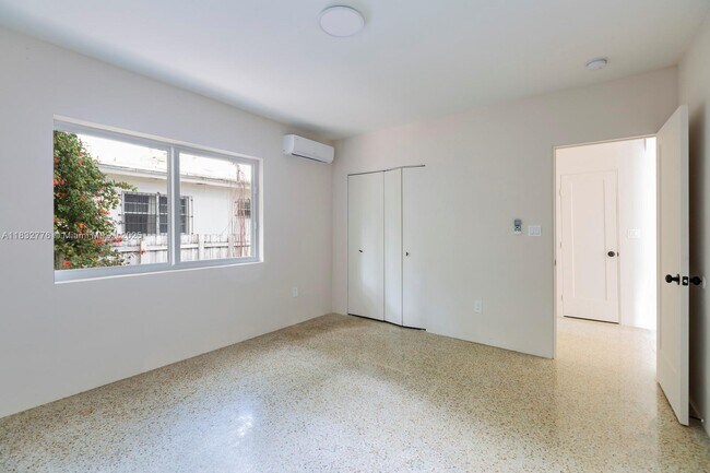 Building Photo - 7800 NE 10th Ct