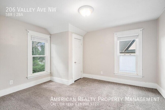 Building Photo - 206 Valley Ave NW