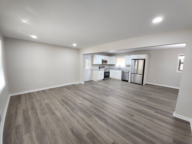 Building Photo - 5370 Longmeadow Ln