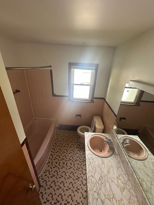 Building Photo - 2 Bed/1.5 Bath Home For Rent on Cynthia Lane - FIRST MONTH FREE WITH 13 MONTH LEASE!