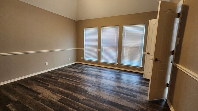 Building Photo - Remodeled with Luxurious Finishes!