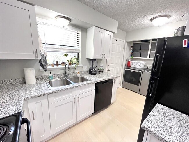 Building Photo - 1373 E Sequoyah Ct