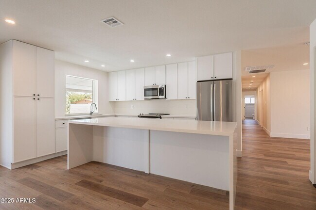 Building Photo - 1530 E Alameda Dr