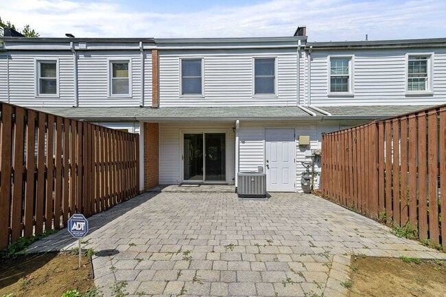 Building Photo - Ready Now! 3 bedroom Townhouse in Annapolis!