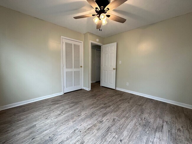 Building Photo - 1528 Redwood Dr