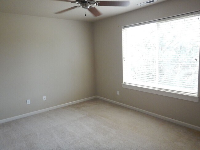Building Photo - 1214 NE Littleton Ln