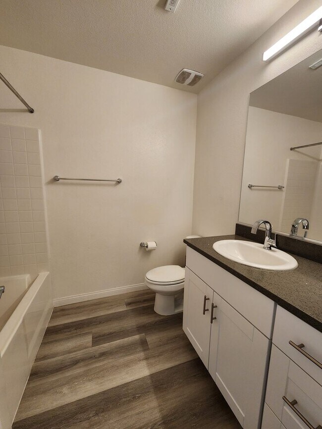 Building Photo - Charming 3BR/2.5BA Home in Las Vegas – Uti...