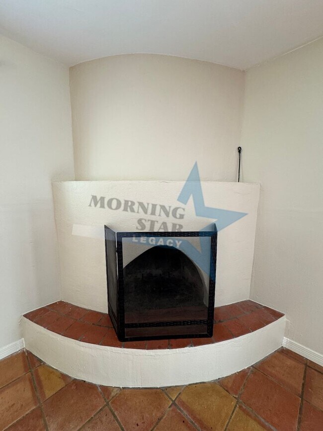 Building Photo - Hurry Leasing Special!! 3-Bedroom Home