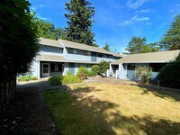 Building Photo - Large, Updated 2 Bedroom, 1.5 bath Townouse in Lovely Multnomah Village