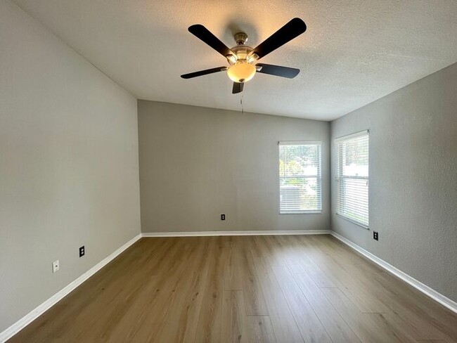 Building Photo - 3/2 ALAFAYA WOODS ADORABLE HOME in OVIEDO!