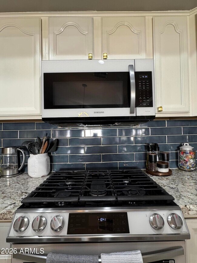 Building Photo - 734 E Kelsi Ave